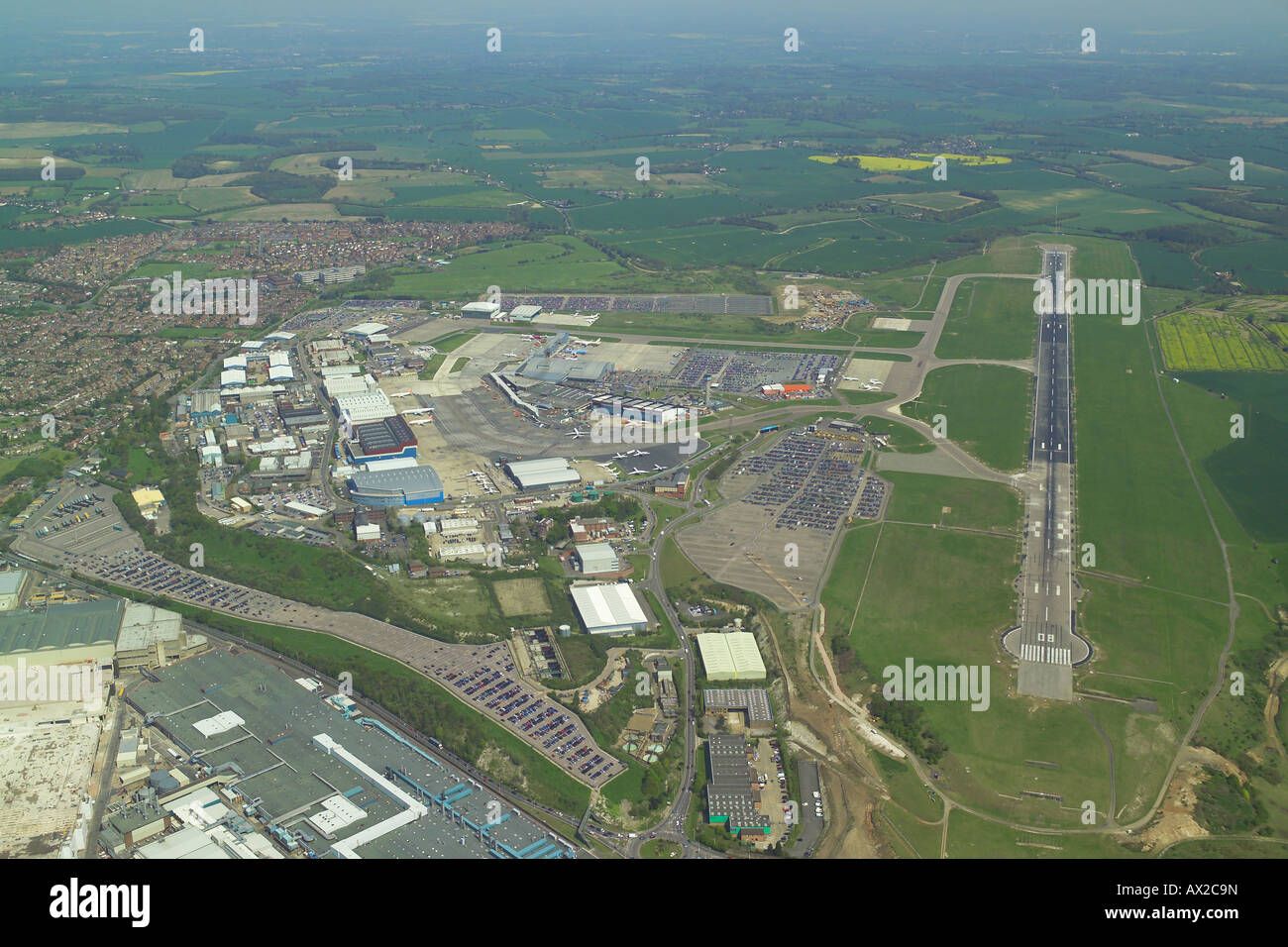 Vista aérea del aeropuerto London Luton con la pista de aterrizaje y los edificios de la Terminal Foto de stock