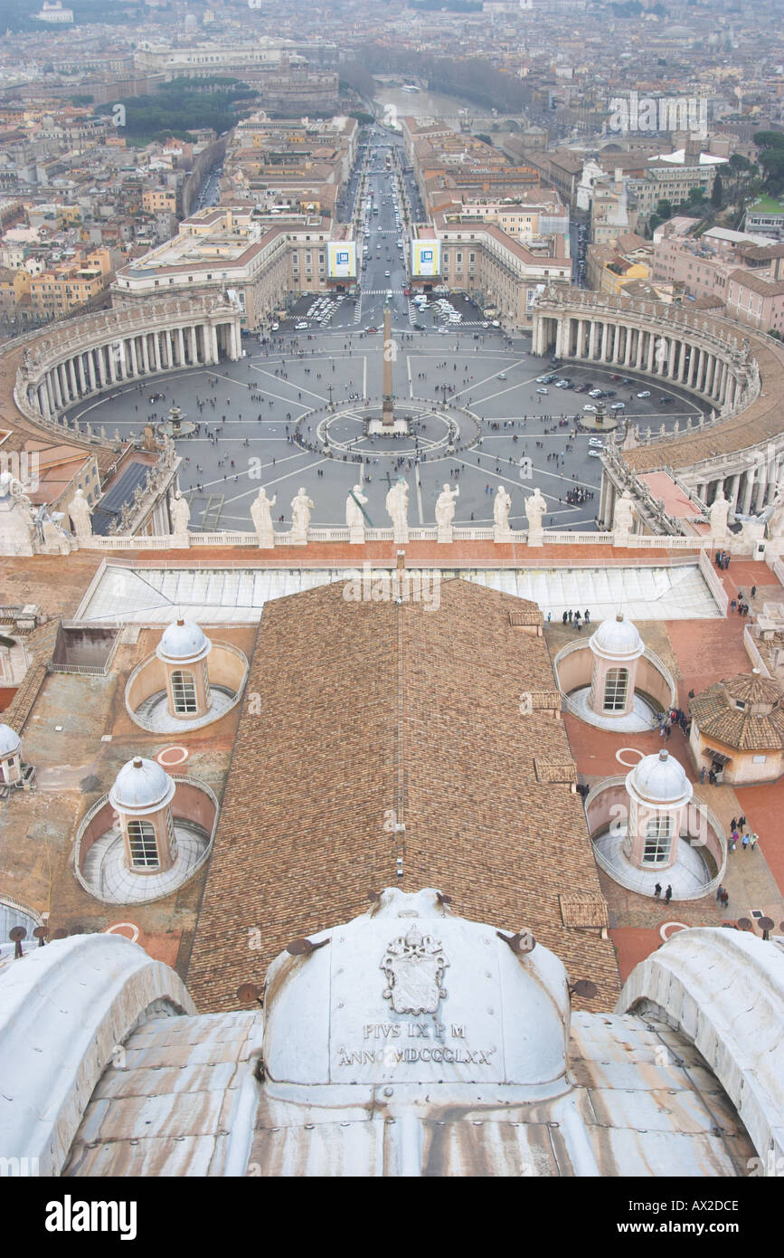 Una vista de la plaza de San Pedro, la Plaza de San Pedro desde la cúpula de la Basílica de San Pedro, la Basílica de San Pedro en Roma Foto de stock