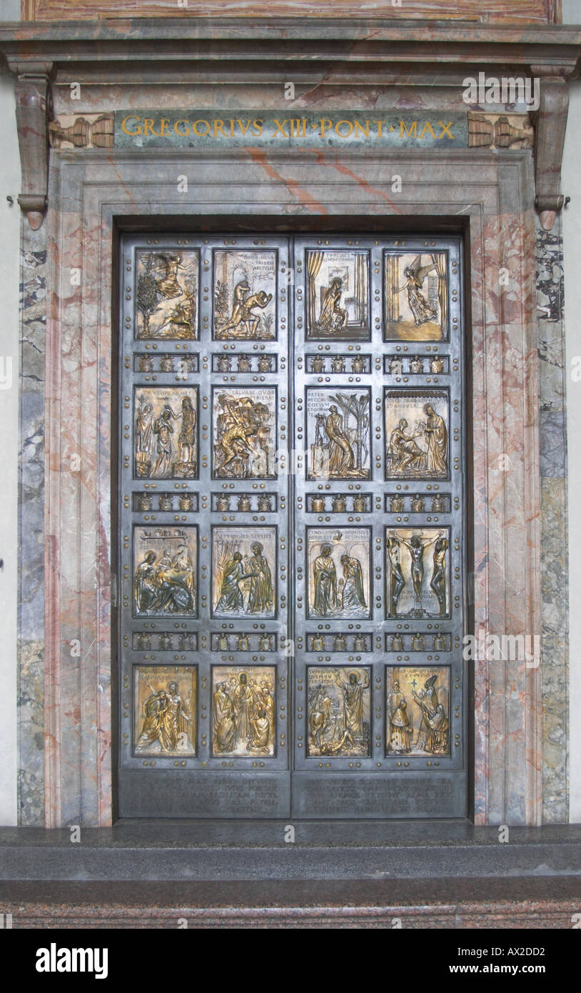 Puerta en la portaco a la Basílica de San Pedro, la Basílica de San Pedro en Roma Foto de stock