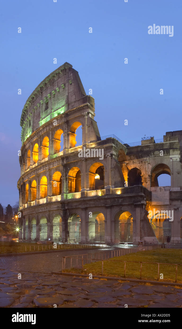 El Coliseo de Roma al atardecer Foto de stock