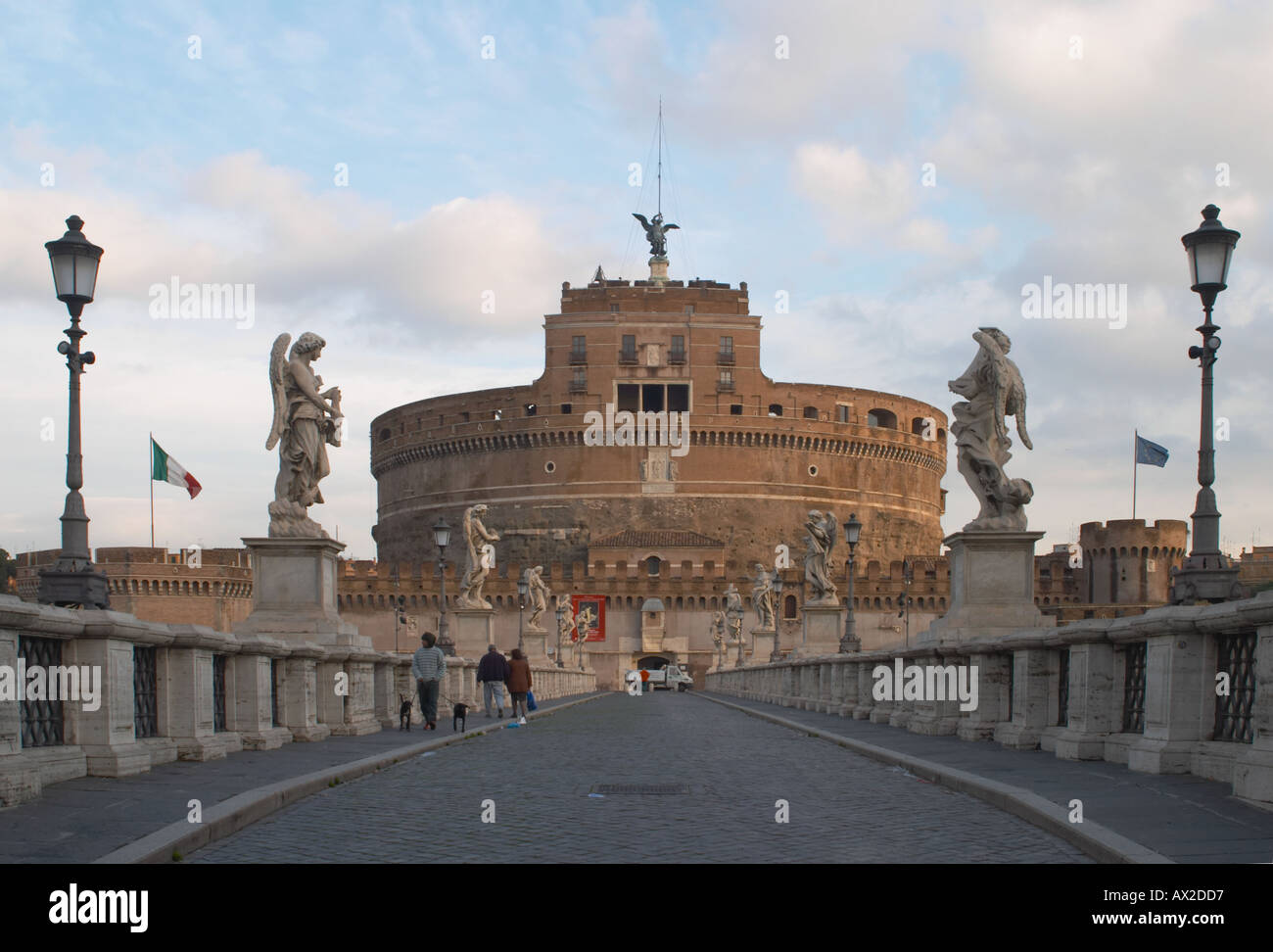 Roma, una vista del castillo de Sant'Angelo desde el puente del mismo nombre Foto de stock