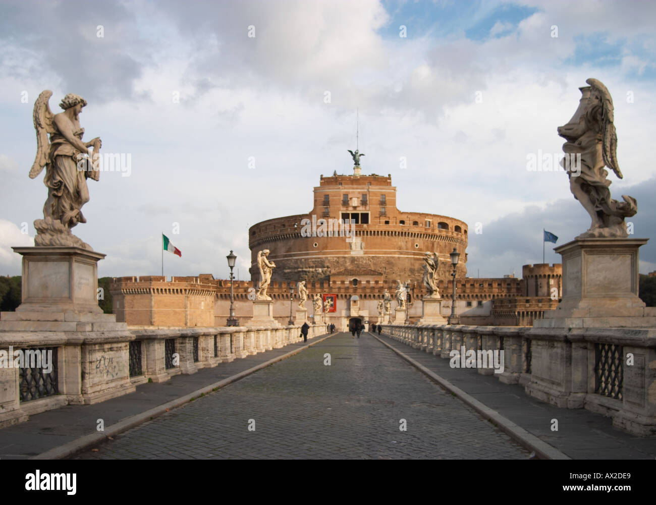 Roma, una vista del castillo de Sant'Angelo desde el puente del mismo nombre Foto de stock