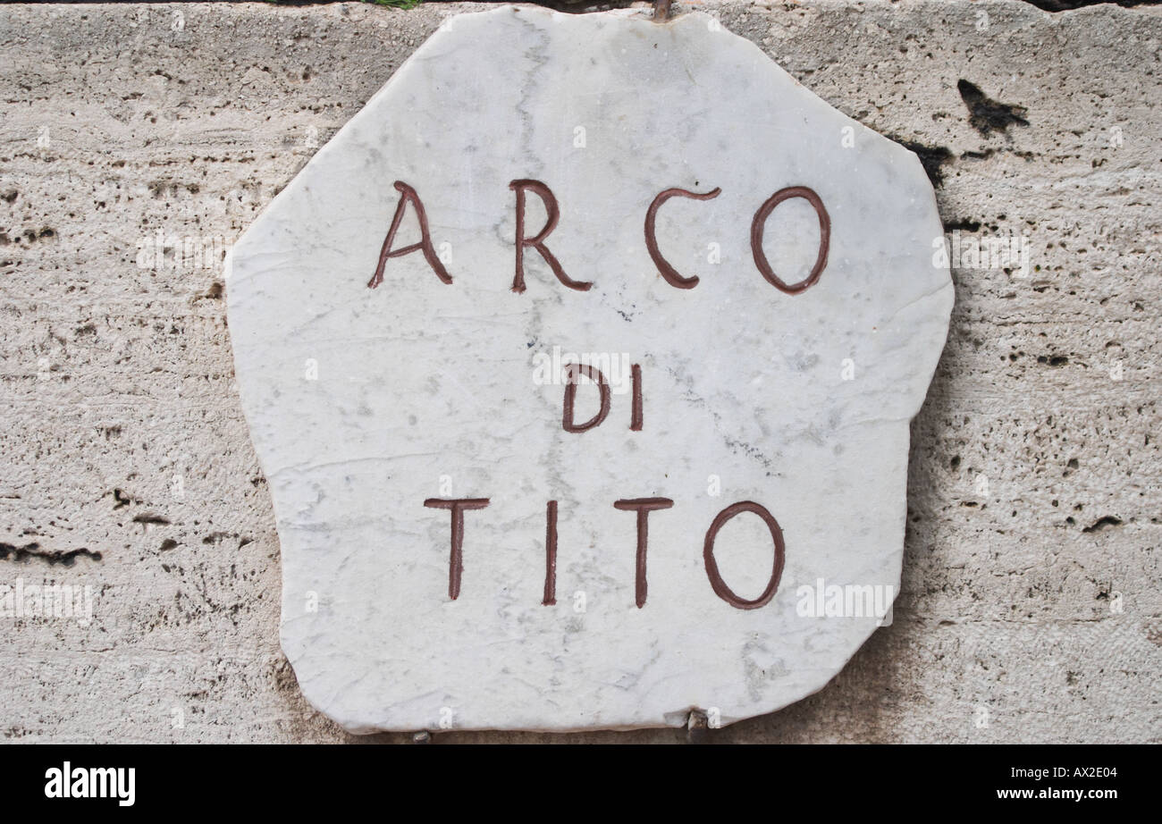 Una señal desde el Arco di Tito el Arco de Tito en el Foro Romano El Foro Romano Roma Foto de stock
