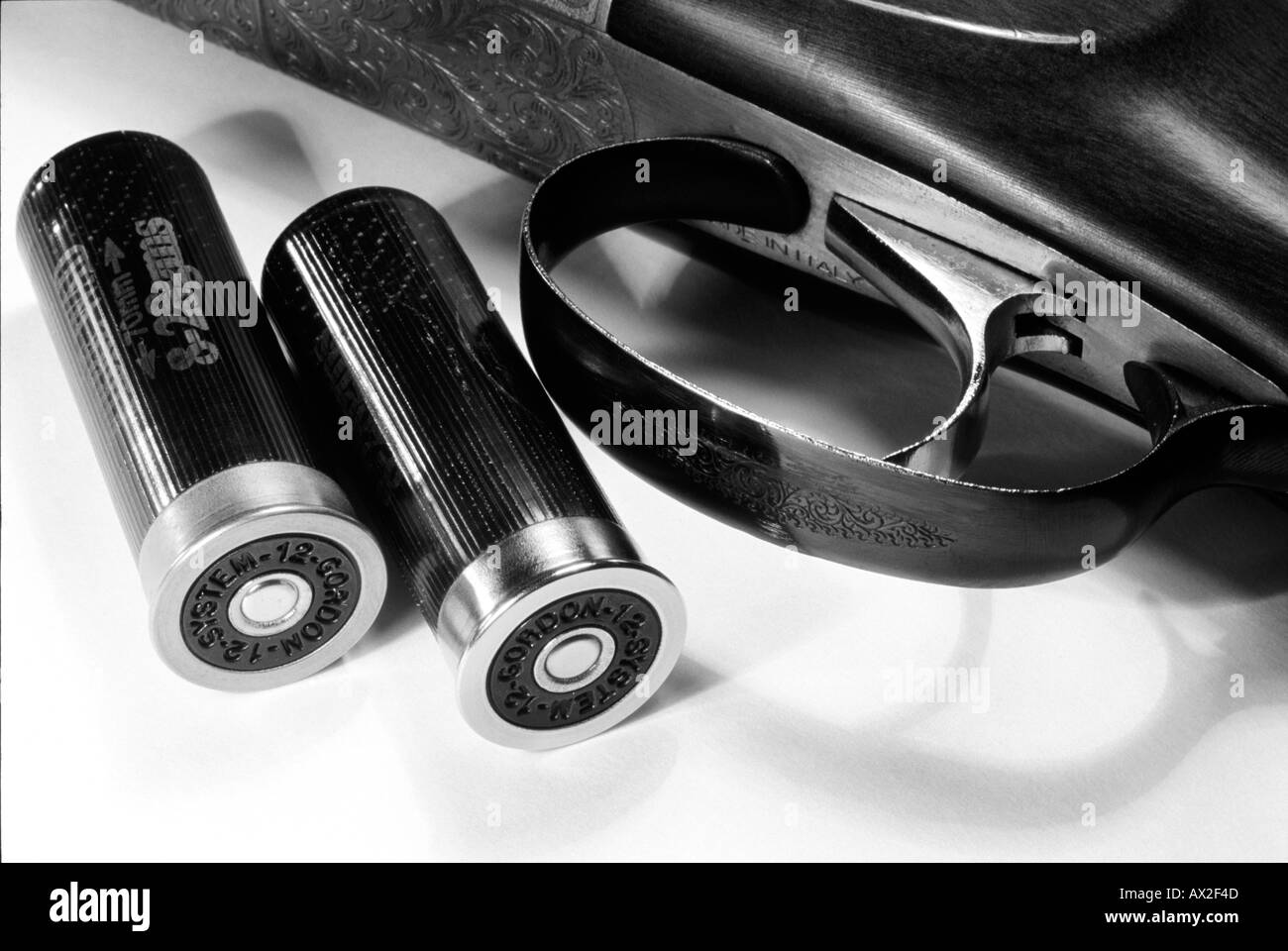 Disparo de escopeta y dos cartuchos calibre 12 Foto de stock