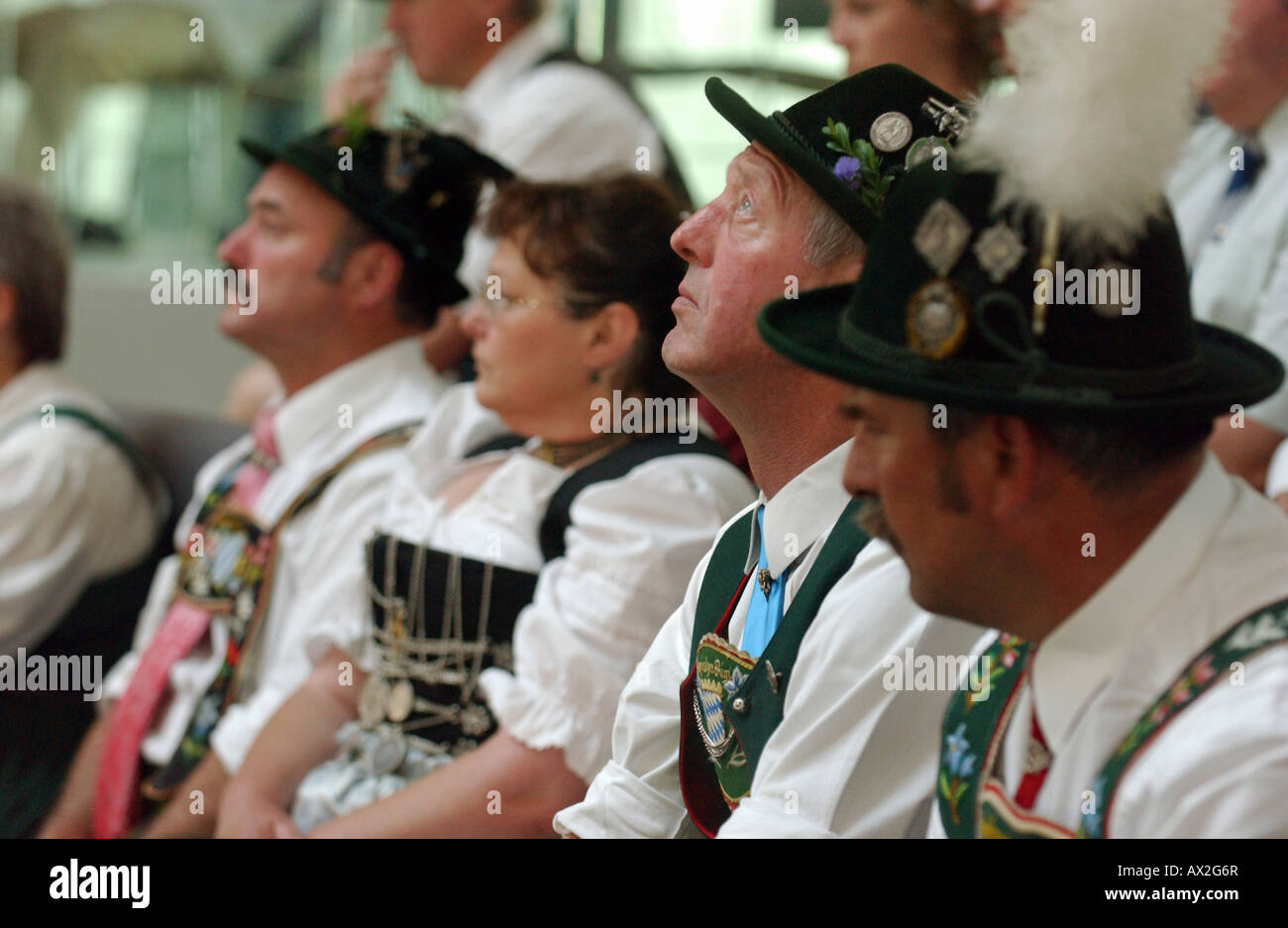 Los bávaros en trajes tradicionales y sentarse en el Bundestag, en Berlín, Alemania Foto de stock