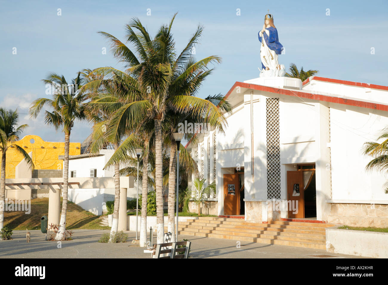 Iglesia en la Plaza Municipal, Isla Mujeres, Cancún, México Fotografía de stock - Alamy Iglesia en la Plaza Municipal, Isla Mujeres, Cancún, México Fotografía de stock - Alamy