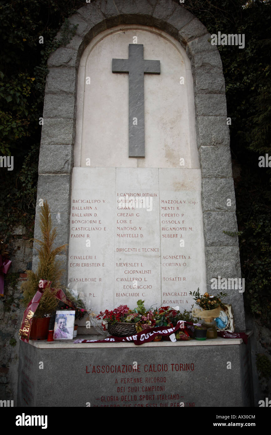Monumento al accidente de avión de 1949, que mató a la grande torino,  equipo de fútbol, basílica de Superga, Turín, Italia Fotografía de stock -  Alamy