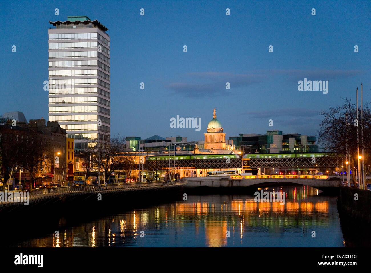 Vista de la Customs House Liberty Hall y el IFSC por el río Liffey en Dublín en la noche Foto de stock