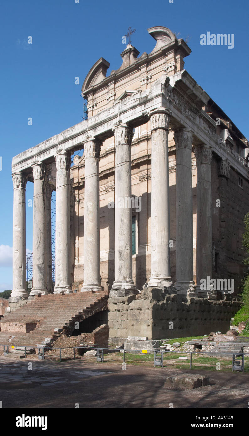 El Tempio di Antonino e Faustina Templo de Antonino y Faustina en el Foro Romano Roma Foto de stock