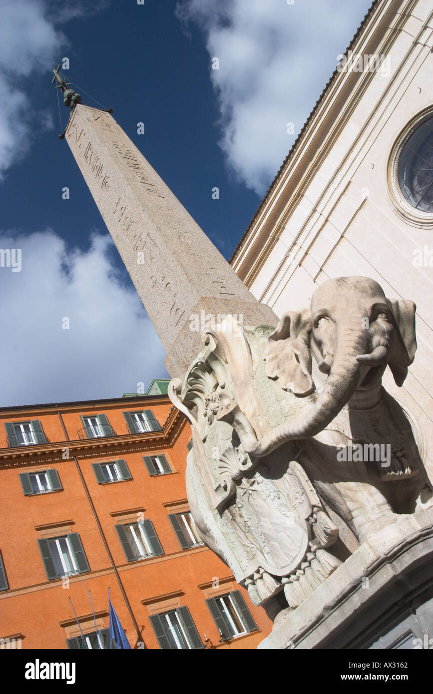Piazza della Minerva Roma Scultpture de un elefante llevando un obelsik Foto de stock