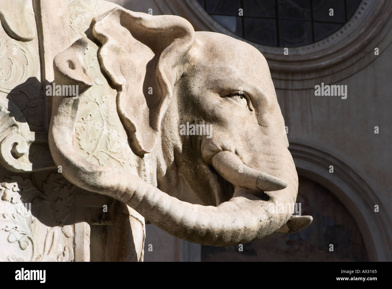 Piazza della Minerva de Roma un detalle desde el scultpture de un elefante llevando un obelsik Foto de stock
