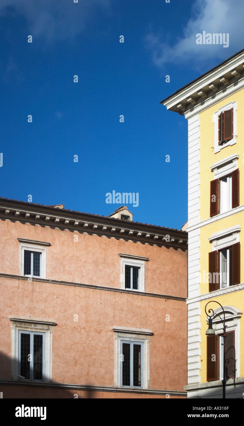Las ventanas y las paredes de color en Roma Foto de stock
