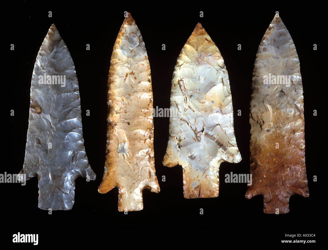 Puntos de lanza, característicamente de puntas de proyectil acanaladas, desde el Periodo Arcaico tardío (4.000 a.C.), que se encuentra cerca de Saint Louis, Missouri Foto de stock