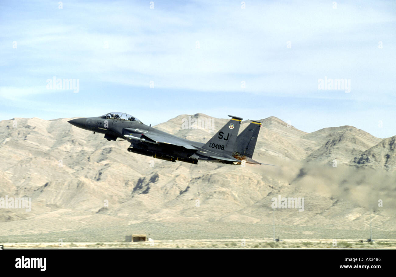 La Fuerza Aérea de EE.UU. F 15E Strike Eagle lanza en una misión de combate simulado desde la Base Nellis de la Fuerza Aérea Nevada EE.UU Foto de stock
