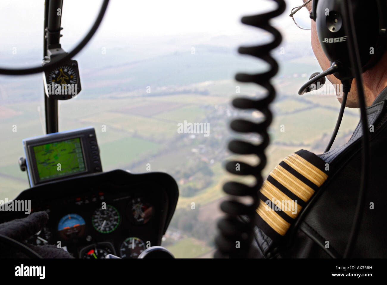 Piloto de helicóptero sobrevolando la campiña de Wiltshire, UK Foto de stock