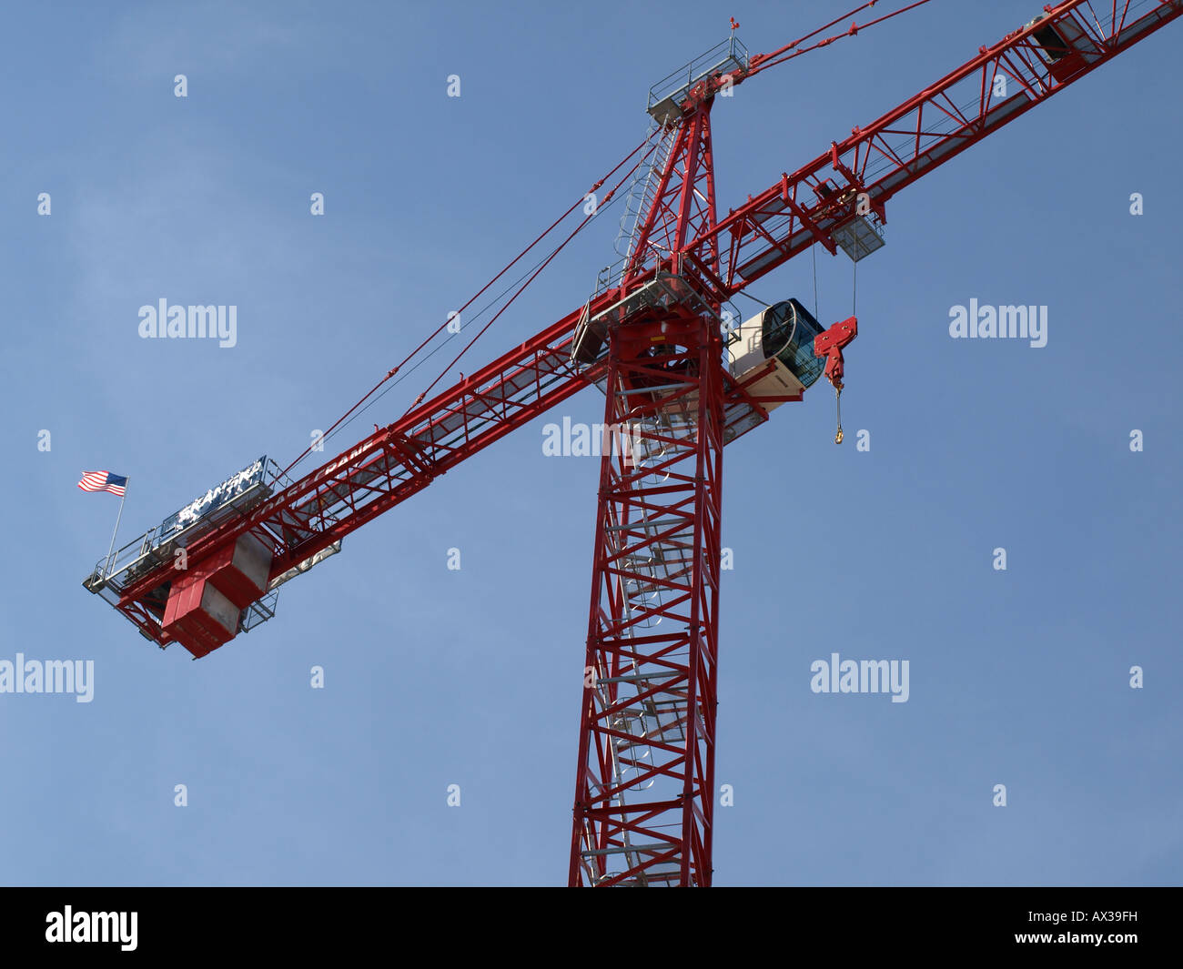 Imágenes de stock de una grúa de construcción contra un cielo azul. Foto de stock