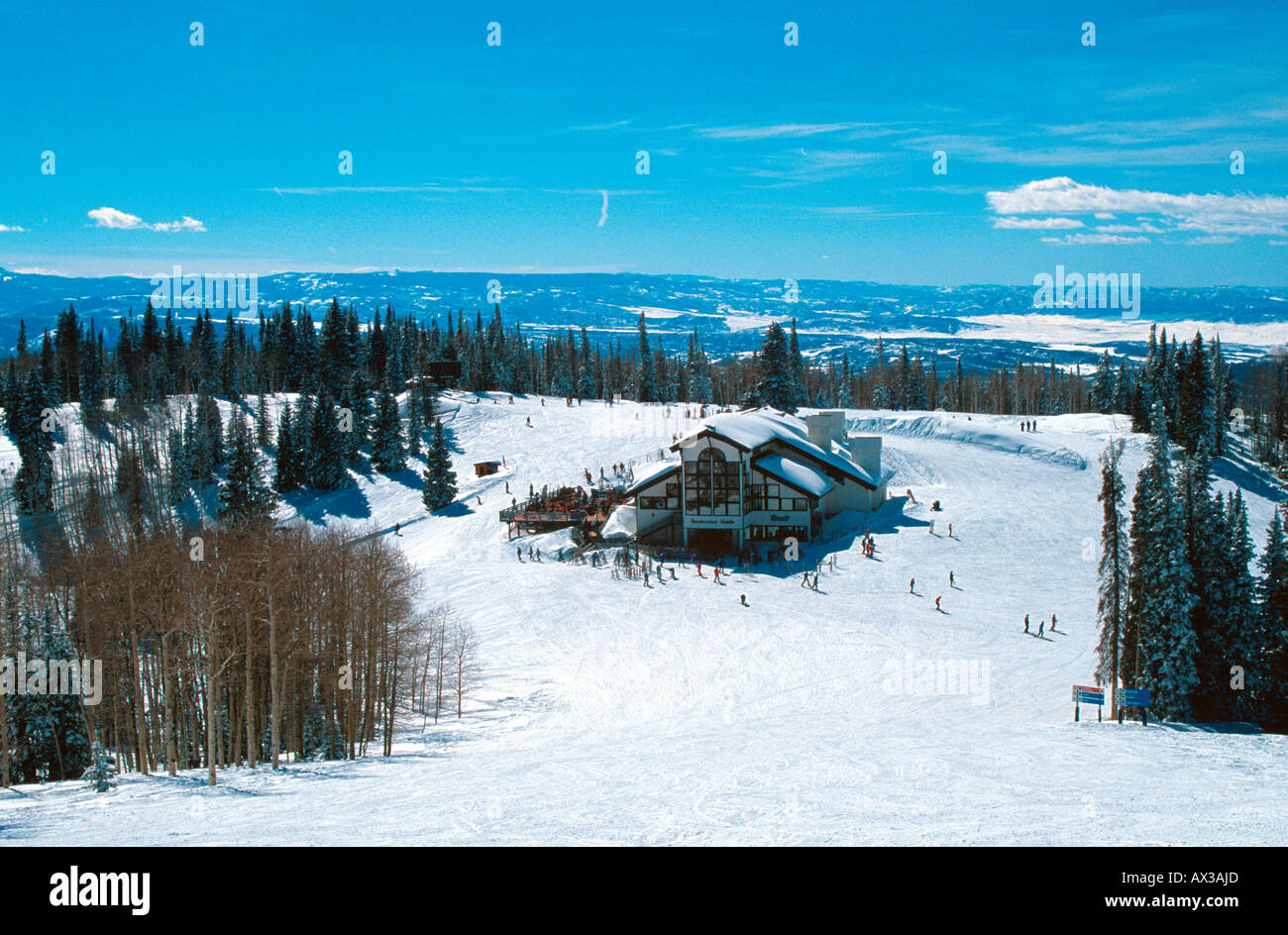 Los esquiadores que rodean sillín Rendezvous hotel de esquí Steamboat Springs CO EE.UU. Foto de stock