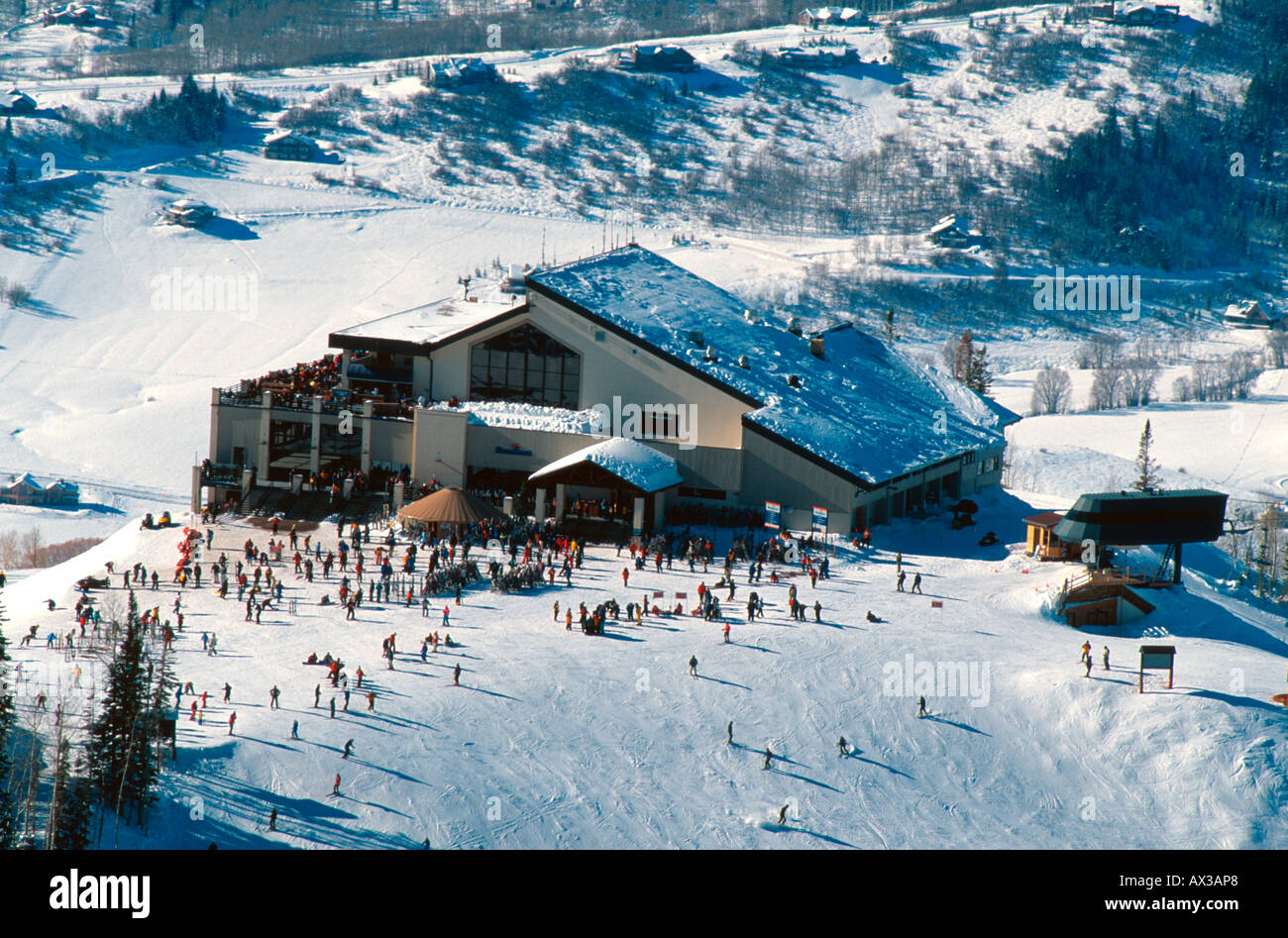Multitud de esquiadores fuera Thunderhead Lodge de esquí Steamboat Springs CO EE.UU. Foto de stock