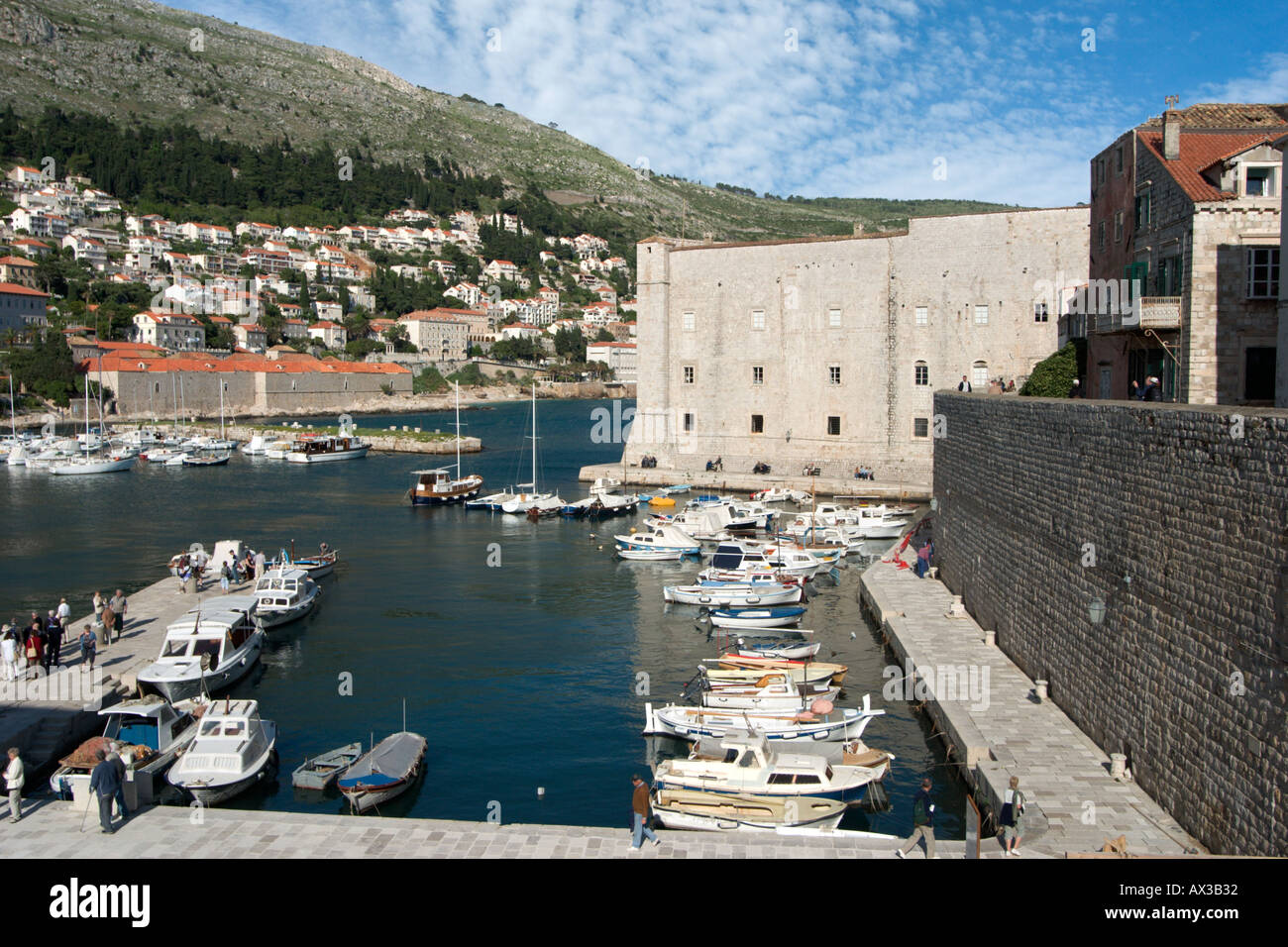 Puerto en la ciudad vieja de Dubrovnik, la costa Dálmata, Croacia Foto de stock