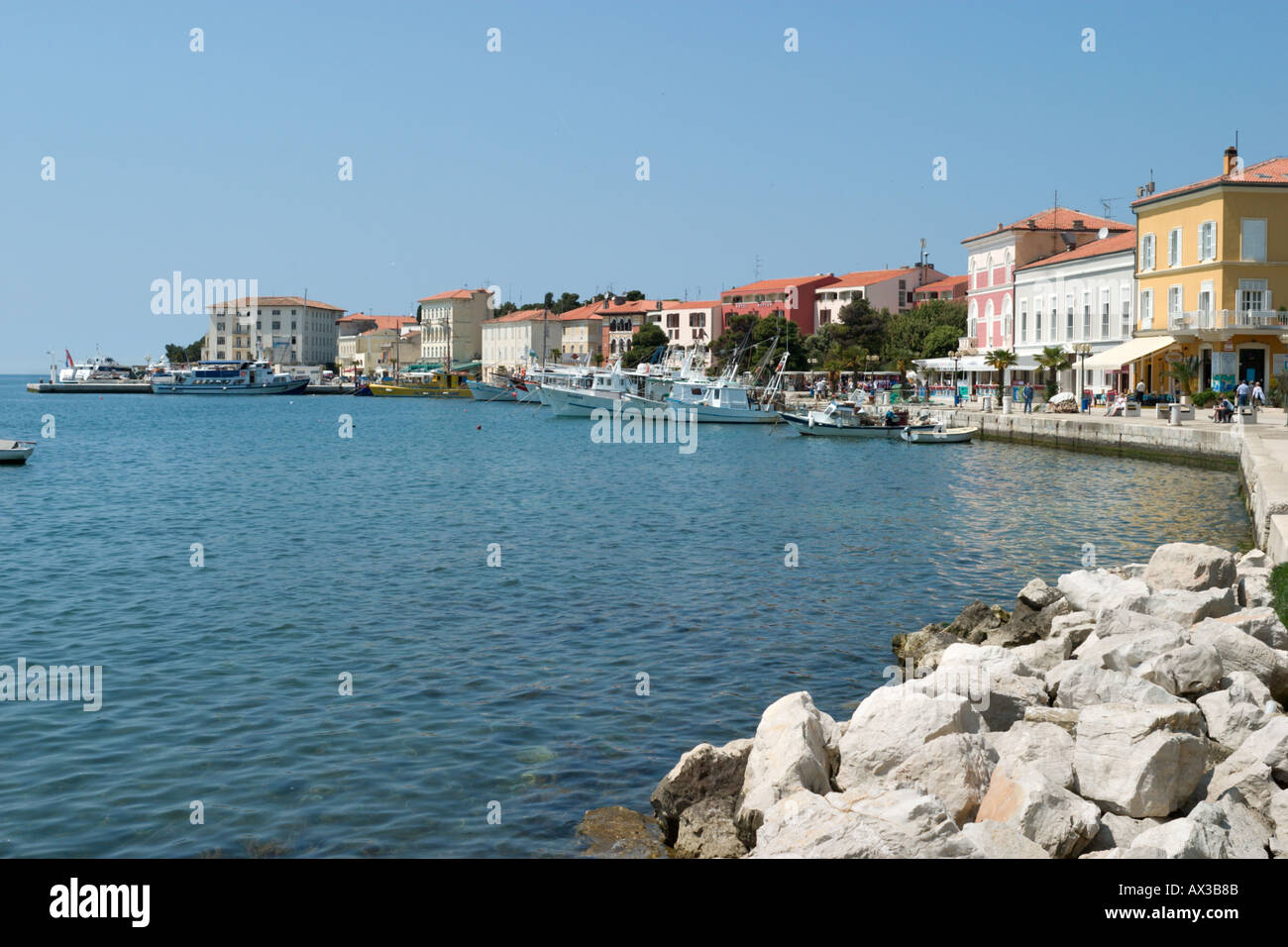 Puerto y paseo marítimo, Porec, Istria, Croacia Foto de stock