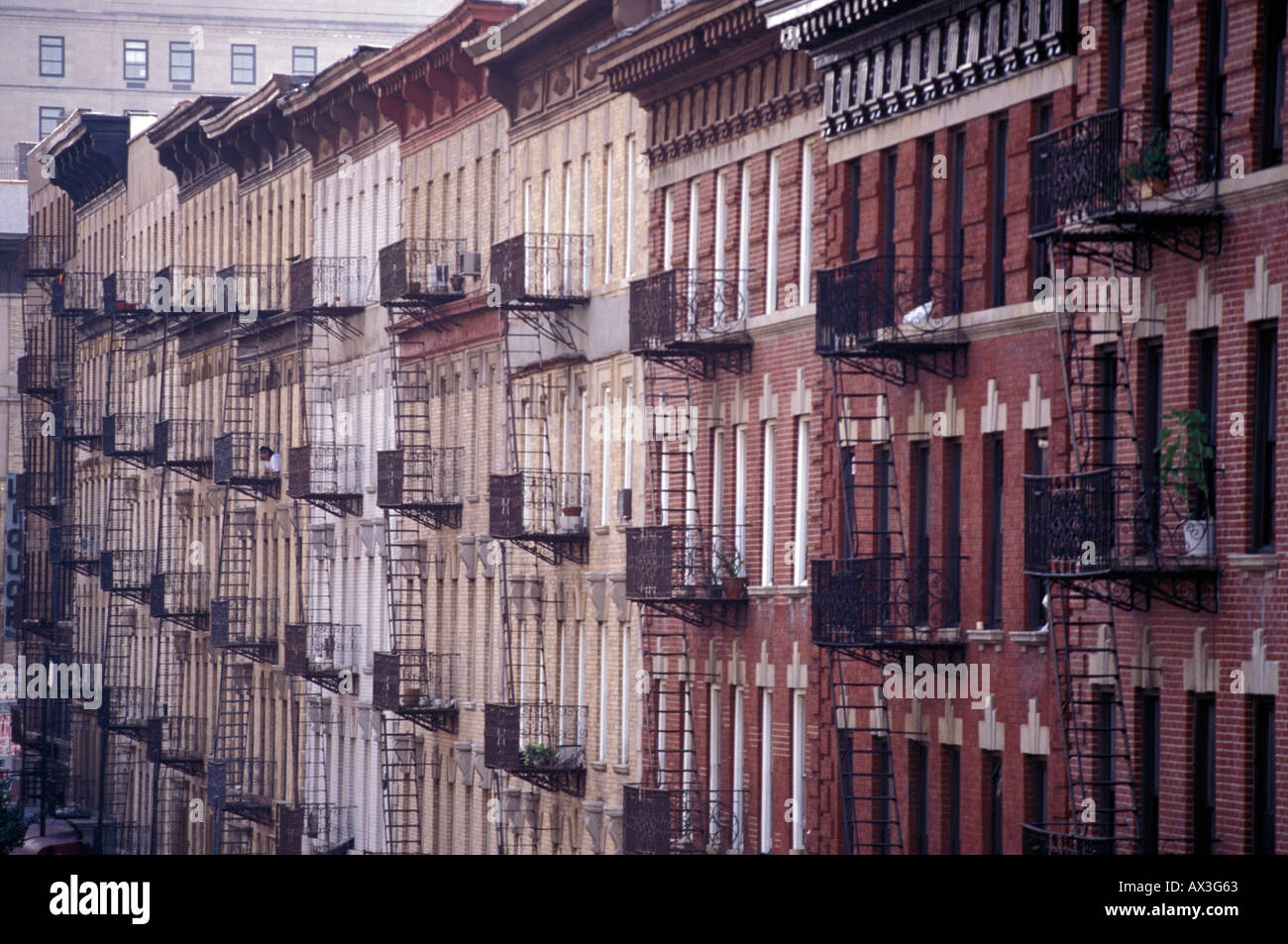 Hileras de edificios de apartamentos de Nueva York, Harlem, NYC Foto de stock