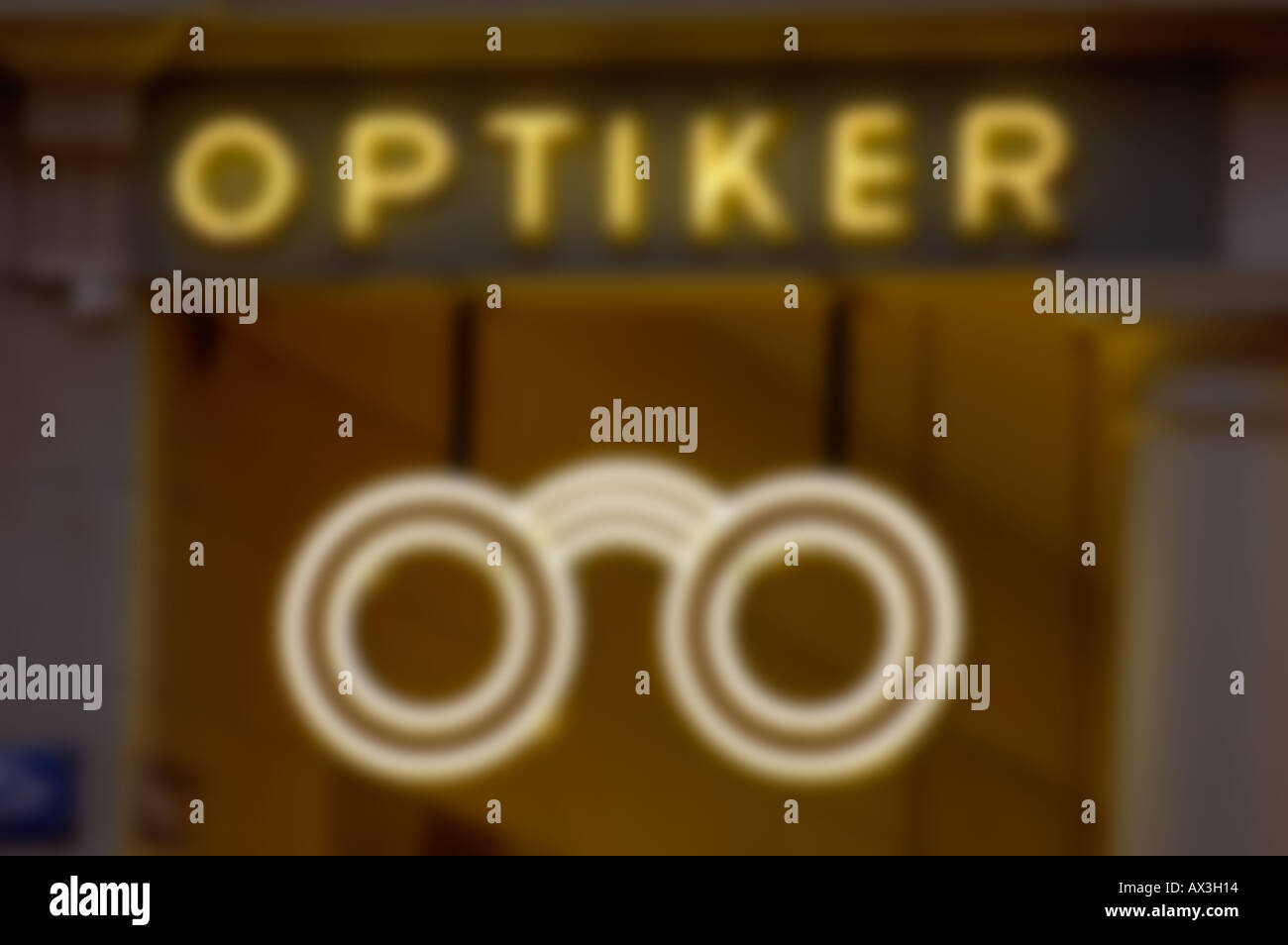 "Optiker' (óptico) letras de neón. (C) por Uli nusko, CH-3012 Bern Foto de stock