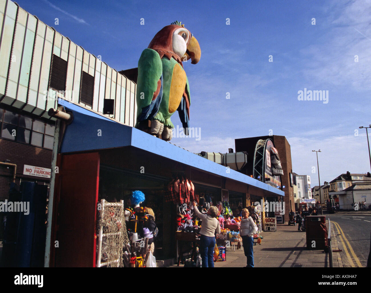 Tienda de bromas junto al mar fotografías e imágenes de alta resolución