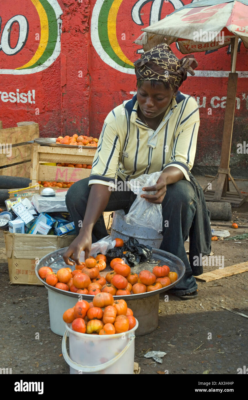 Mujer vendiendo tomates en una calle en Accra, Ghana Foto de stock