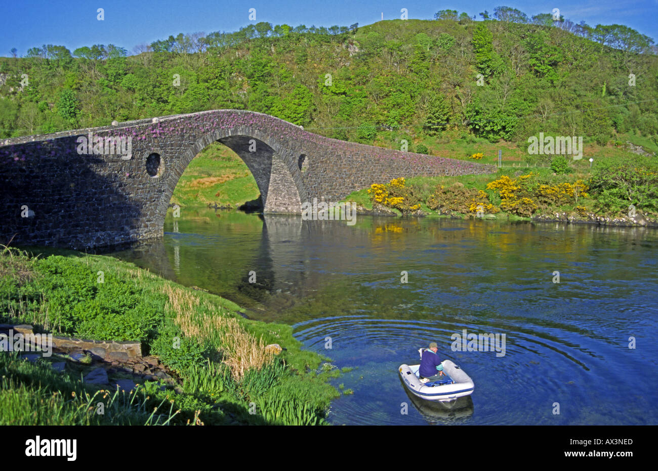 El Clachan Bridge (Puente del Atlántico) que une el continente Escocés en la isla de Seil al sur de Oban, Escocia Foto de stock