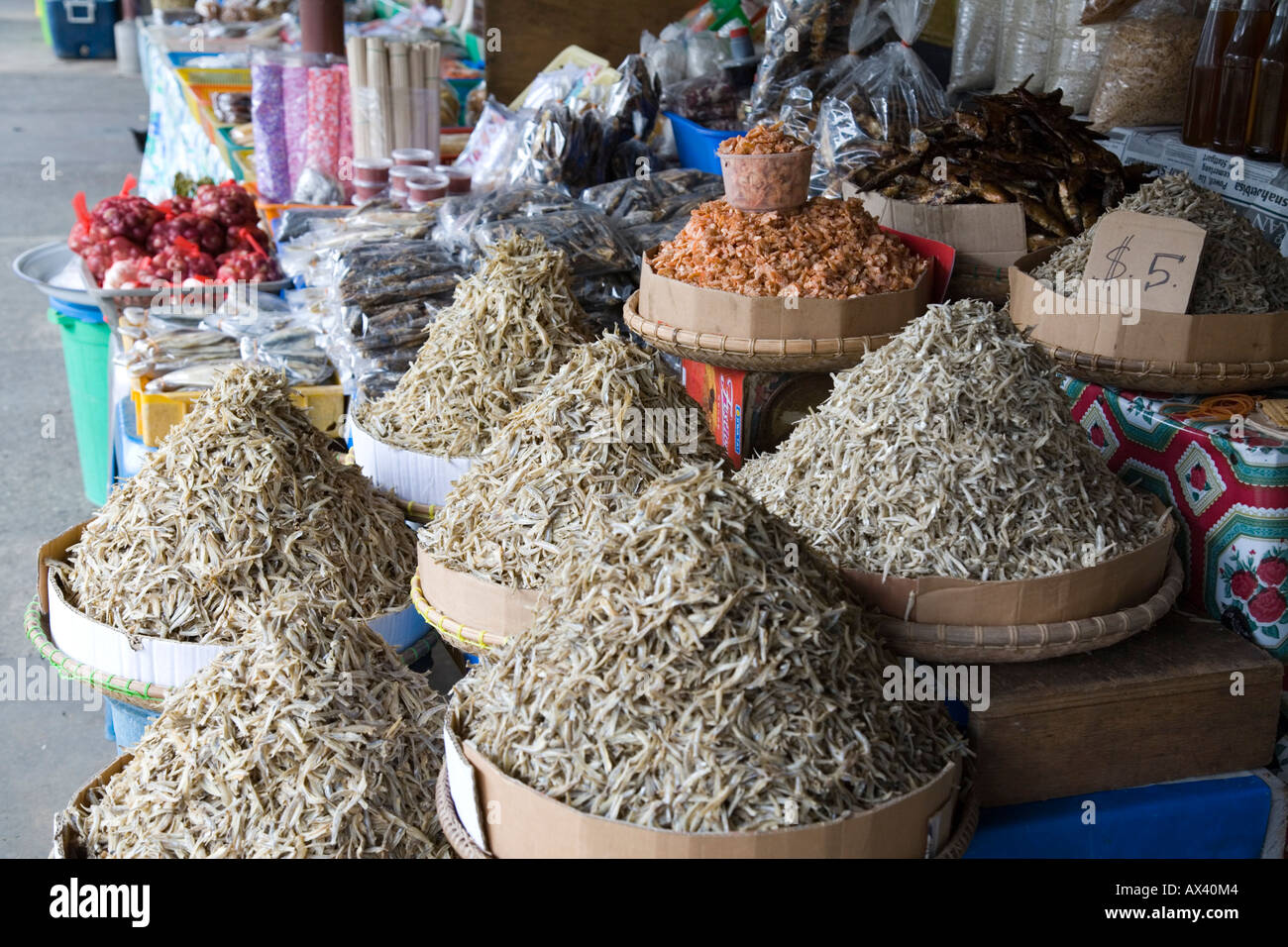 Pescado seco, puesto en el mercado alimentos Kianggeh Tamu, Bander Seri Begawan, Brunei Foto de stock
