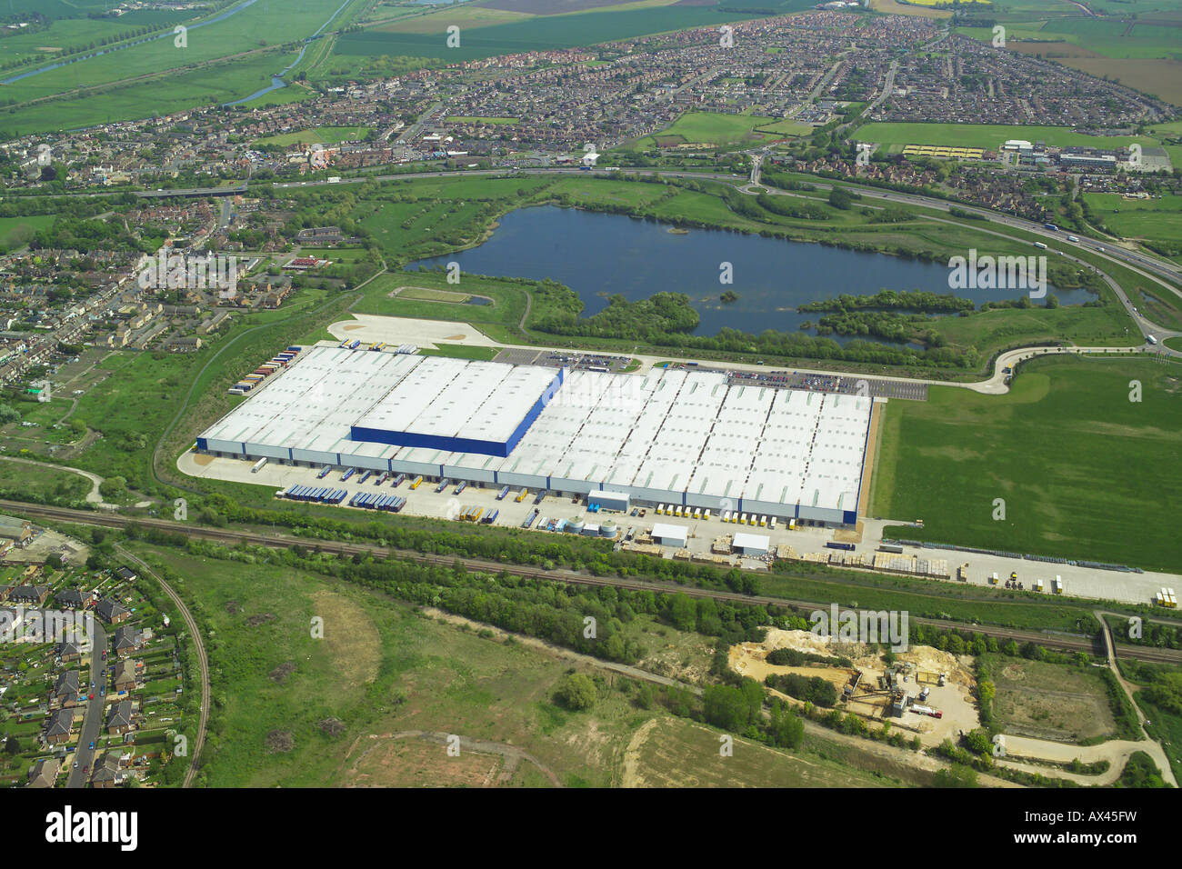 Vista aérea de una fuera de la ciudad, almacenes y centros de distribución cerca de Peterborough en Cambridgeshire Foto de stock