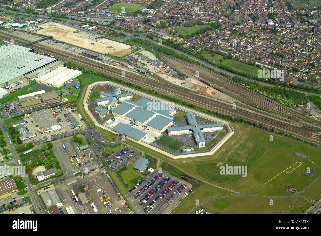 Vista aérea de la prisión de Peterborough mostrando su cercanía a los polígonos industriales y de vivienda local, también conocido como HMP Peterborough Foto de stock