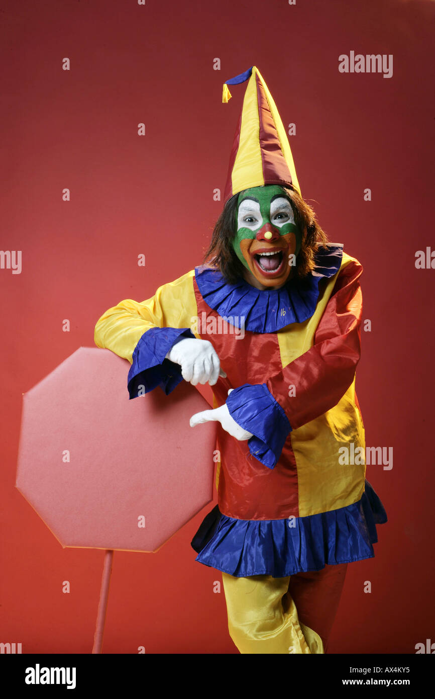 Retrato de un joker apuntando hacia un tablero de mensajes y riendo  Fotografía de stock - Alamy