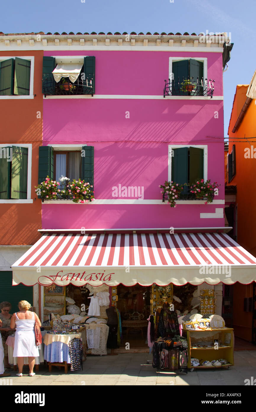 Casas pintadas en la isla de Burano, Venecia Foto de stock