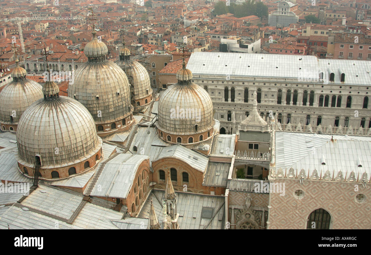 Vista aérea de las cúpulas de la basílica de San Marcos, en Venecia Foto de stock