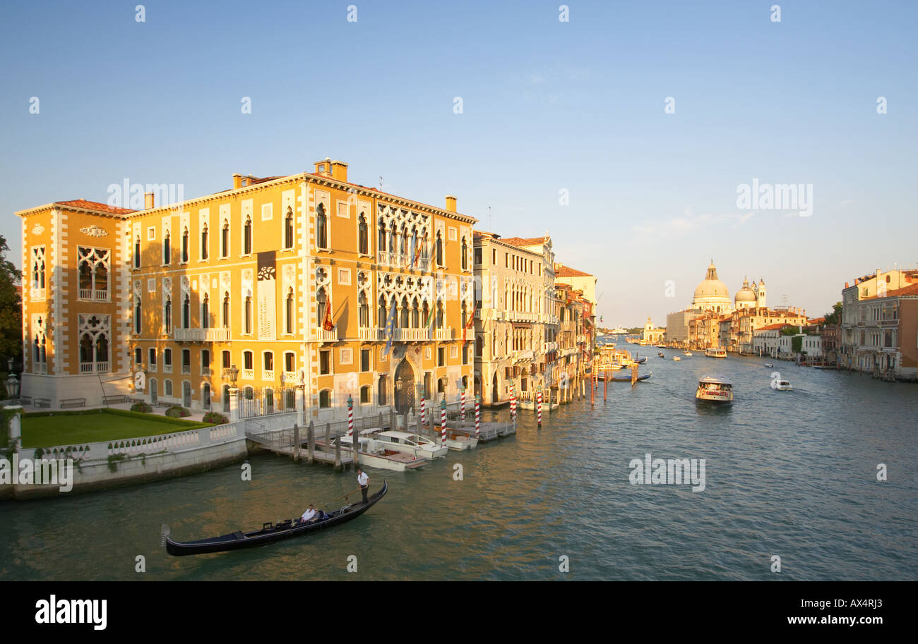 Vista Gran Canal de la iglesia de Santa Maria della Salute, Venecia Foto de stock