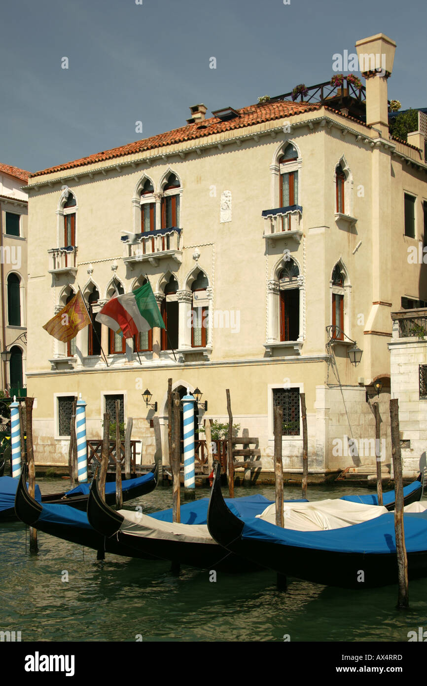 Casa frente al mar, el gran canal de Venecia. Foto de stock