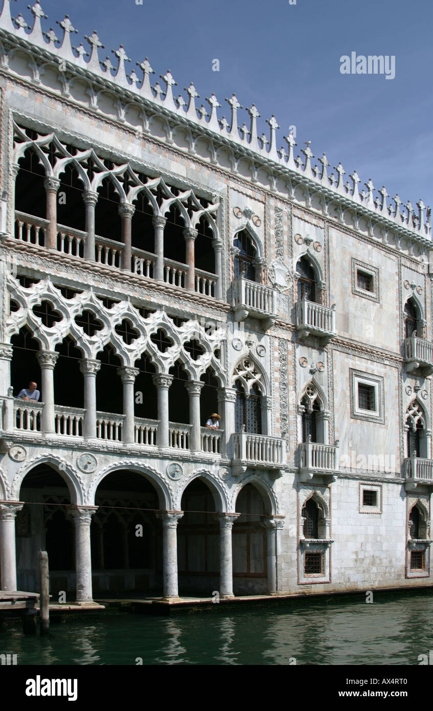 Edificio frente al mar, el gran canal de Venecia. Foto de stock