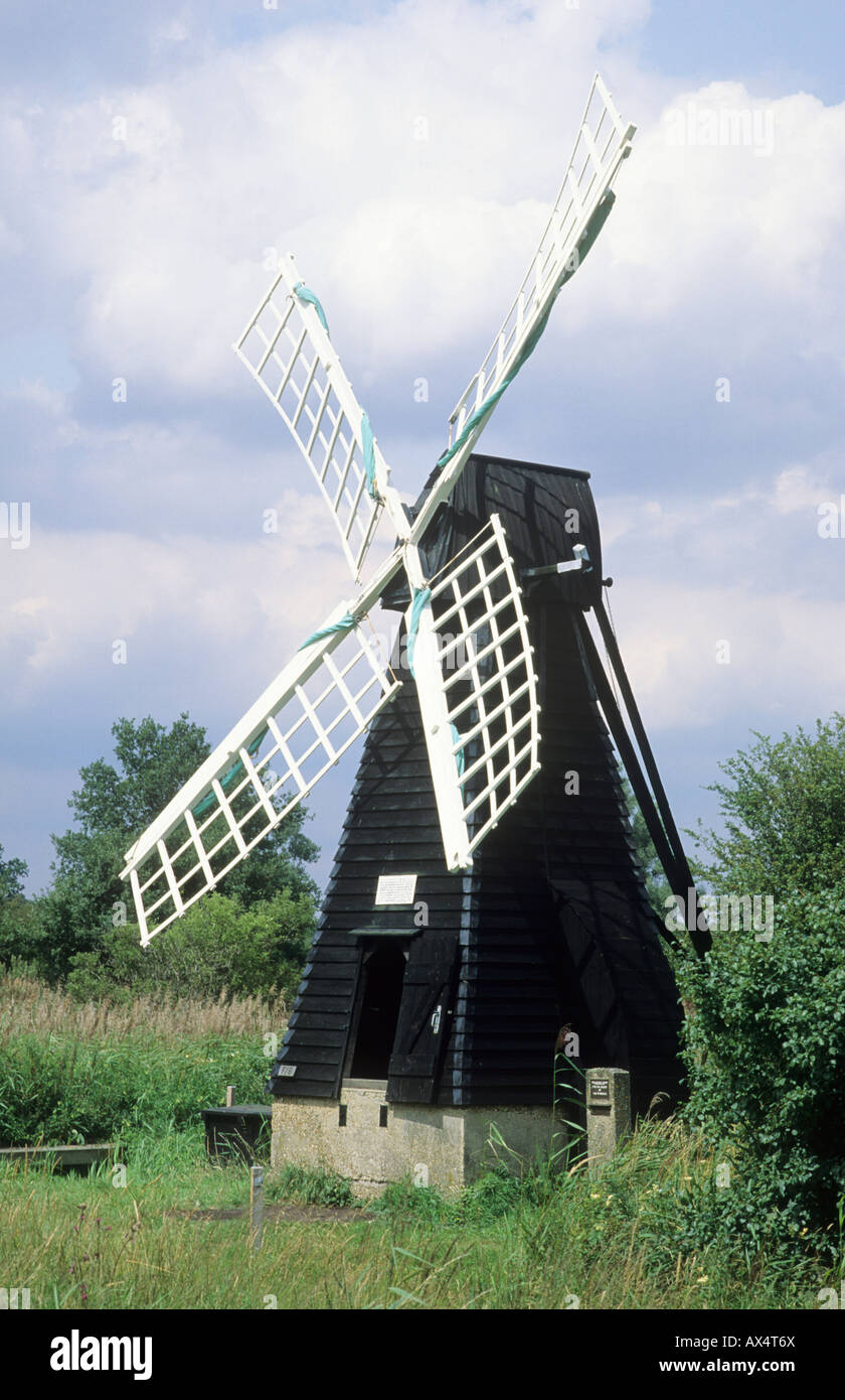 Wicken Fen molino de drenaje Cambridgeshire fenland East Anglia Inglaterra smock windmill velas blancas de madera negra Viajes turismo En Foto de stock