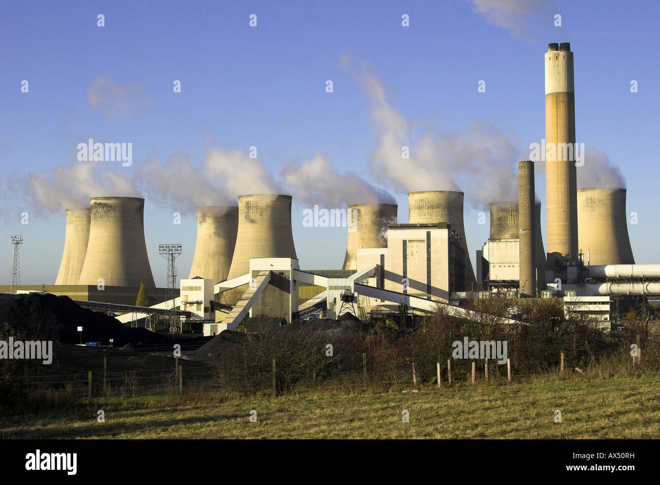 Una central eléctrica de carbón en Ratcliffe en alza, Nottinghamshire Foto de stock