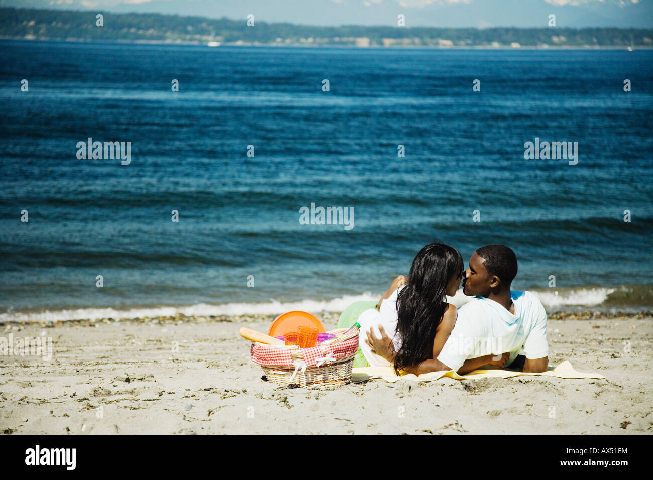 Pareja besándose en la playa fotografías e imágenes de alta resolución -  Alamy