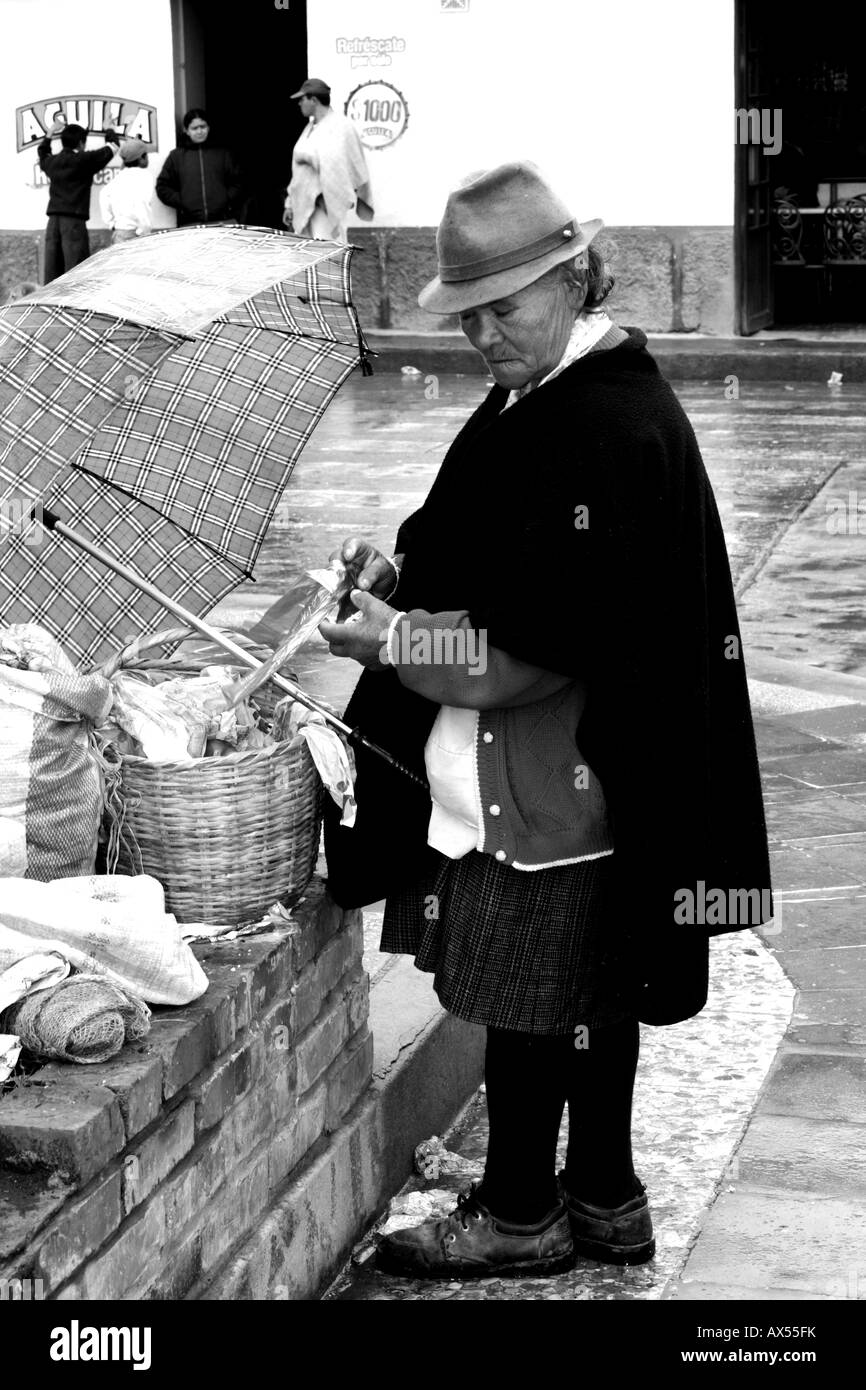 Un vendedor callejero, una anciana vendiendo alimentos típicos y tradicionales en la calle, Soracá, Boyacá, Colombia, Sur America Foto de stock