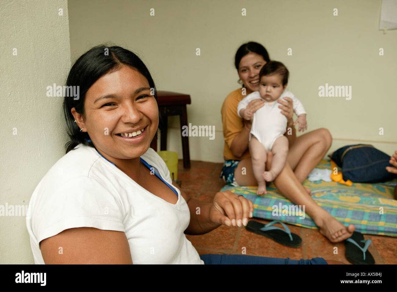 Dos mujeres jóvenes con un bebé, Asunción, Paraguay, América del Sur Foto de stock