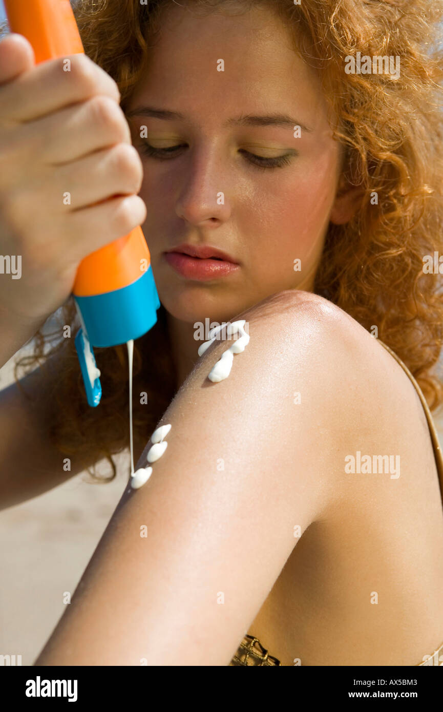 Mujer joven de aplicar crema solar, close-up Foto de stock