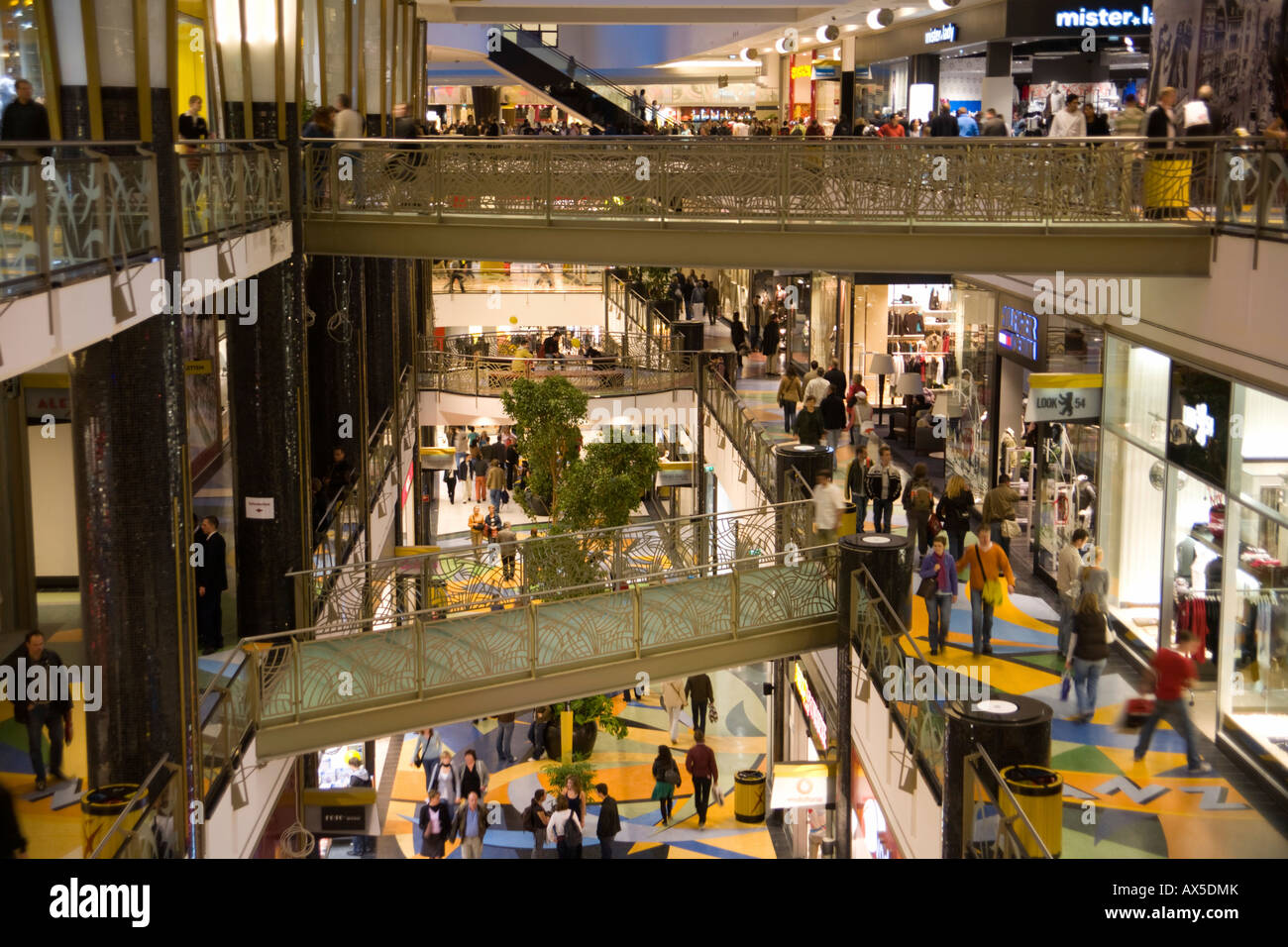 Interior, Alexa Shopping Mall, Mitte, Berlin, Alemania, Europa Fotografía  de stock - Alamy