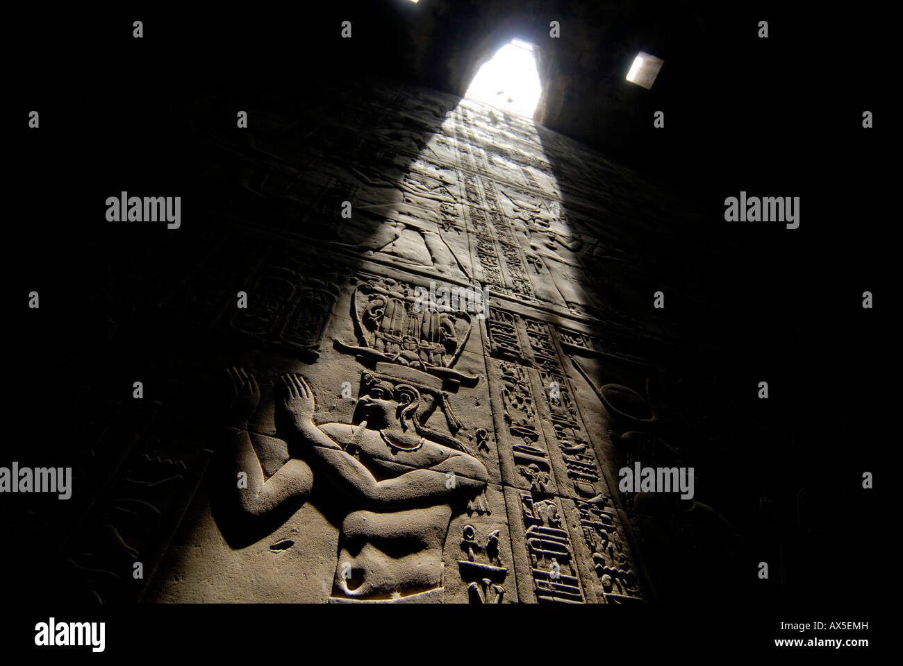 Interior con jeroglíficos, Templo de Karnak, Luxor, Egipto, Norte de África Foto de stock