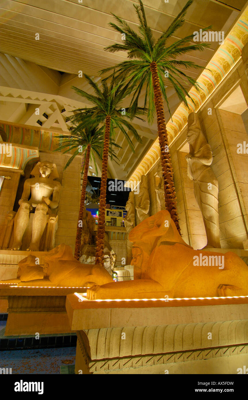 Palmeras y estatuas de Tutankhamon en el vestíbulo del Luxor Hotel & Casino, Las Vegas Boulevard, Las Vegas, Nevada, EE.UU., No Foto de stock