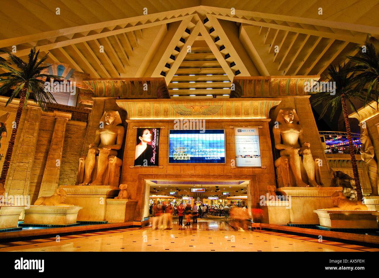 Palmas, monitor gigante y estatuas de Tutankhamon en el vestíbulo del Luxor Hotel & Casino, Las Vegas Boulevard, Las Vegas, Nevad Foto de stock