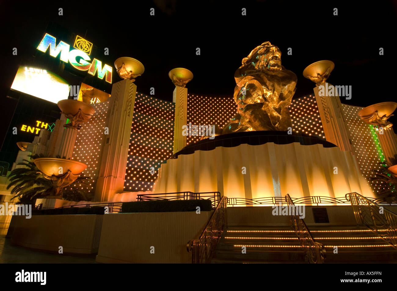 Estatua del león de oro en la parte delantera del MGM Grand Casino, Las Vegas Boulevard, Las Vegas, Nevada, EE.UU., América del Norte Foto de stock
