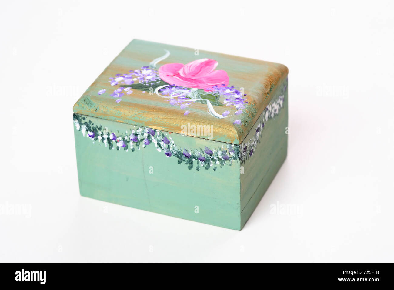 Caja de madera pintada a mano cerrada Fotografía de stock - Alamy